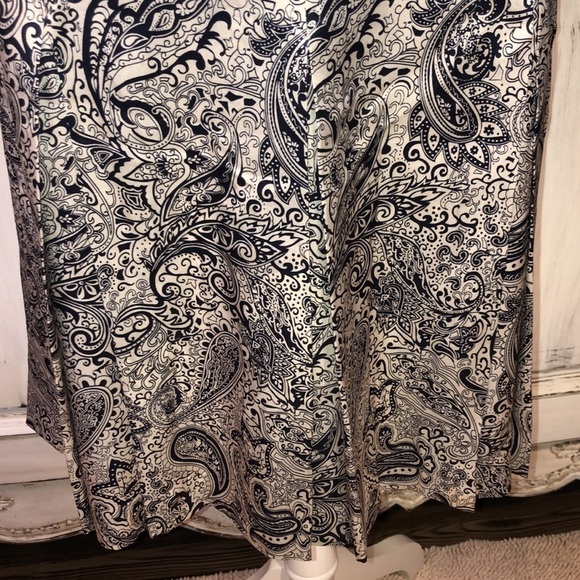 J. Crew 100% Silk Cream and Navy Paisley Print Classic Pleated Skirt Size 4 - Picture 4 of 9
